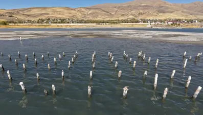 Gölün seviyesi düşüyor: Bu sefer de asırlık iskelenin ayakları çıktı