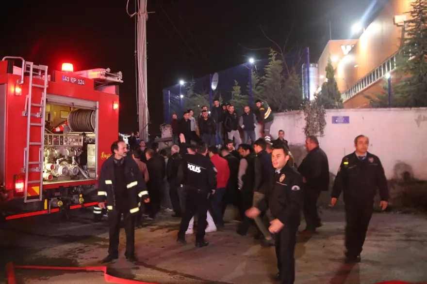 Kocaeli'de otomobil parçası üreten fabrikada yangın 14