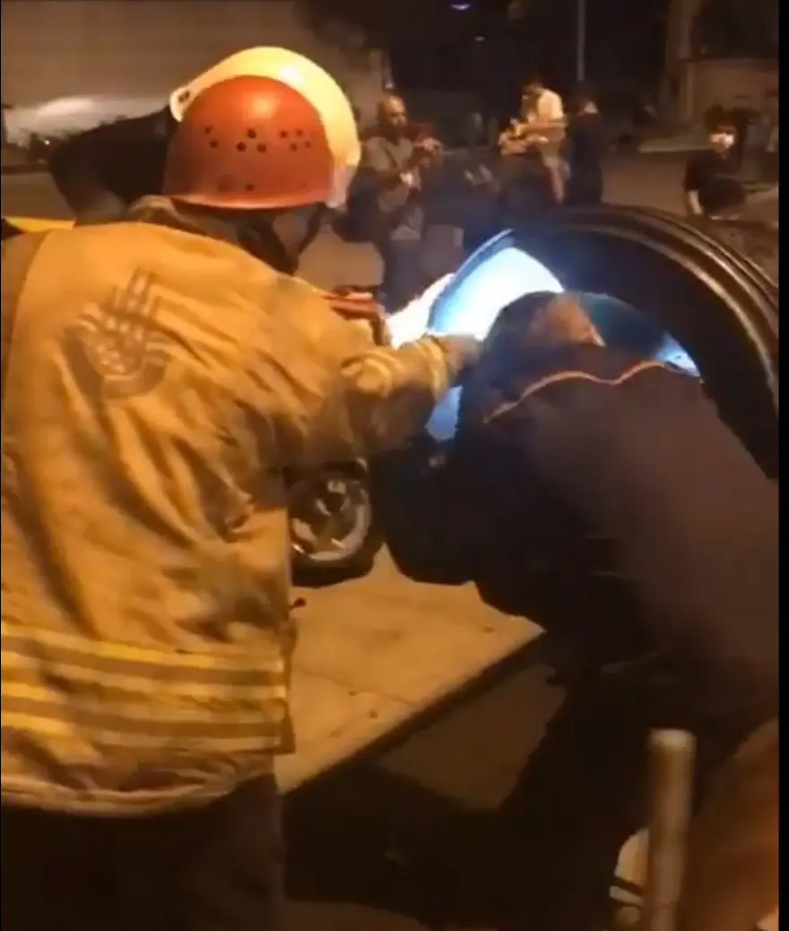 Fotoğraf çektirmek için girdiği tarihi topun içinden çıkamadı 