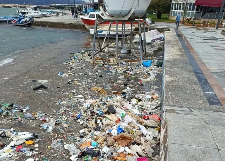 Bandırma sahili çöplüğe döndü 2 Bandırma sahili çöplüğe döndü 2