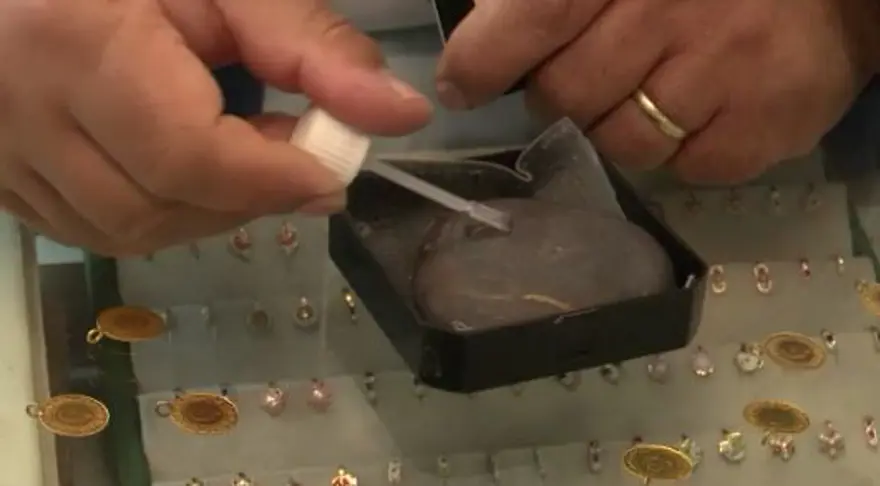 KUYUMCULAR MİHENK TAŞI TESTİ YAPIYOR 1