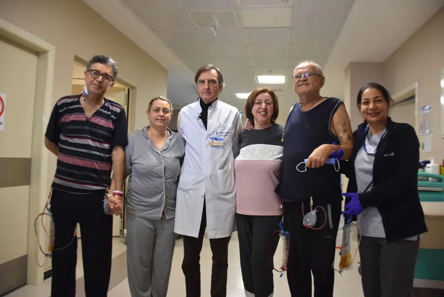 Çapraz nakille iyileştiler! İki böbrek hastası birbirlerinin eşlerinden nakil oldu 