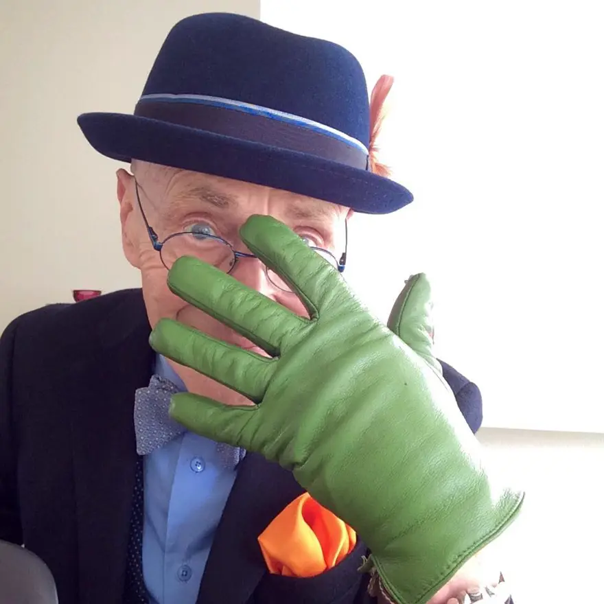 Tarzıyla gençlere taş çıkartıyor 12