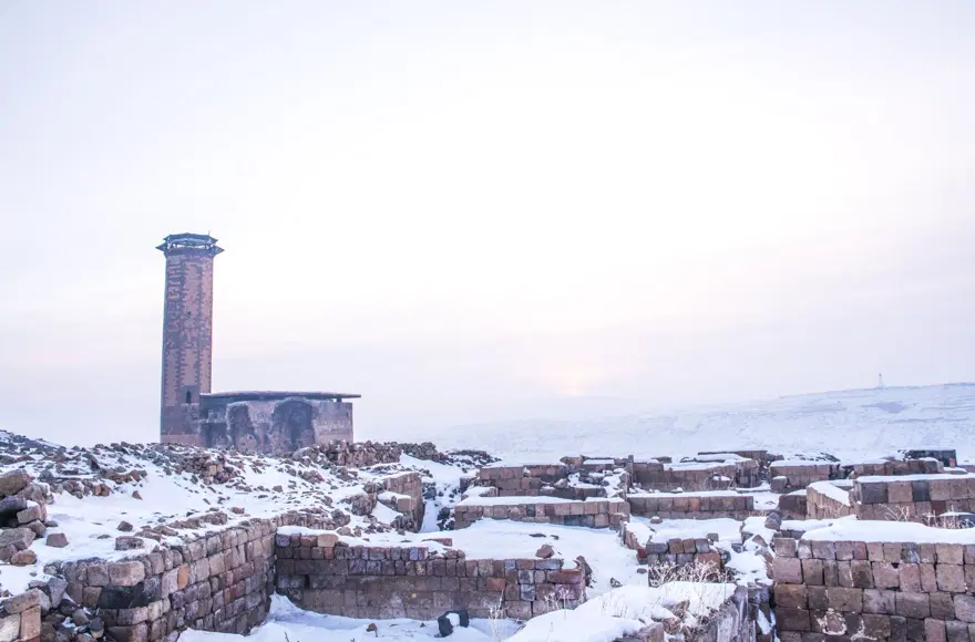 Beyaza bürünen Ani Antik Kenti masalsı güzelliğiyle yerli ve yabancı turistleri ağırlıyor 4 Beyaza bürünen Ani Antik Kenti masalsı güzelliğiyle yerli ve yabancı turistleri ağırlıyor 4