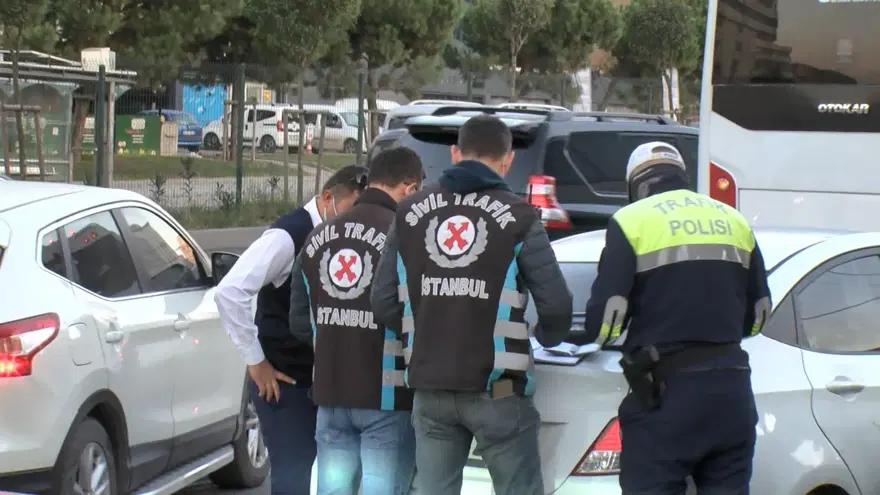 Trafikten kaçmak için kaldırımı üçüncü şerit yaptılar 5 Trafikten kaçmak için kaldırımı üçüncü şerit yaptılar 5