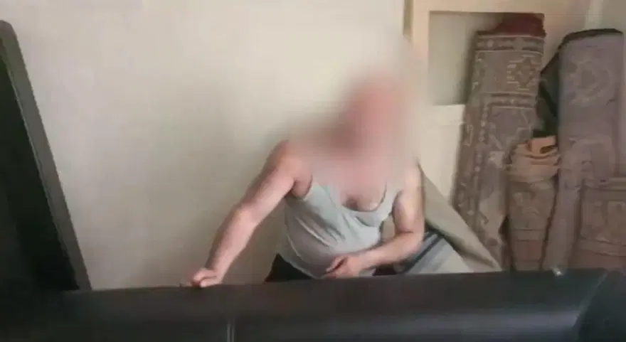 39yıl hapis cezasıyla aranıyordu, kanepenin arkasından çıktı 