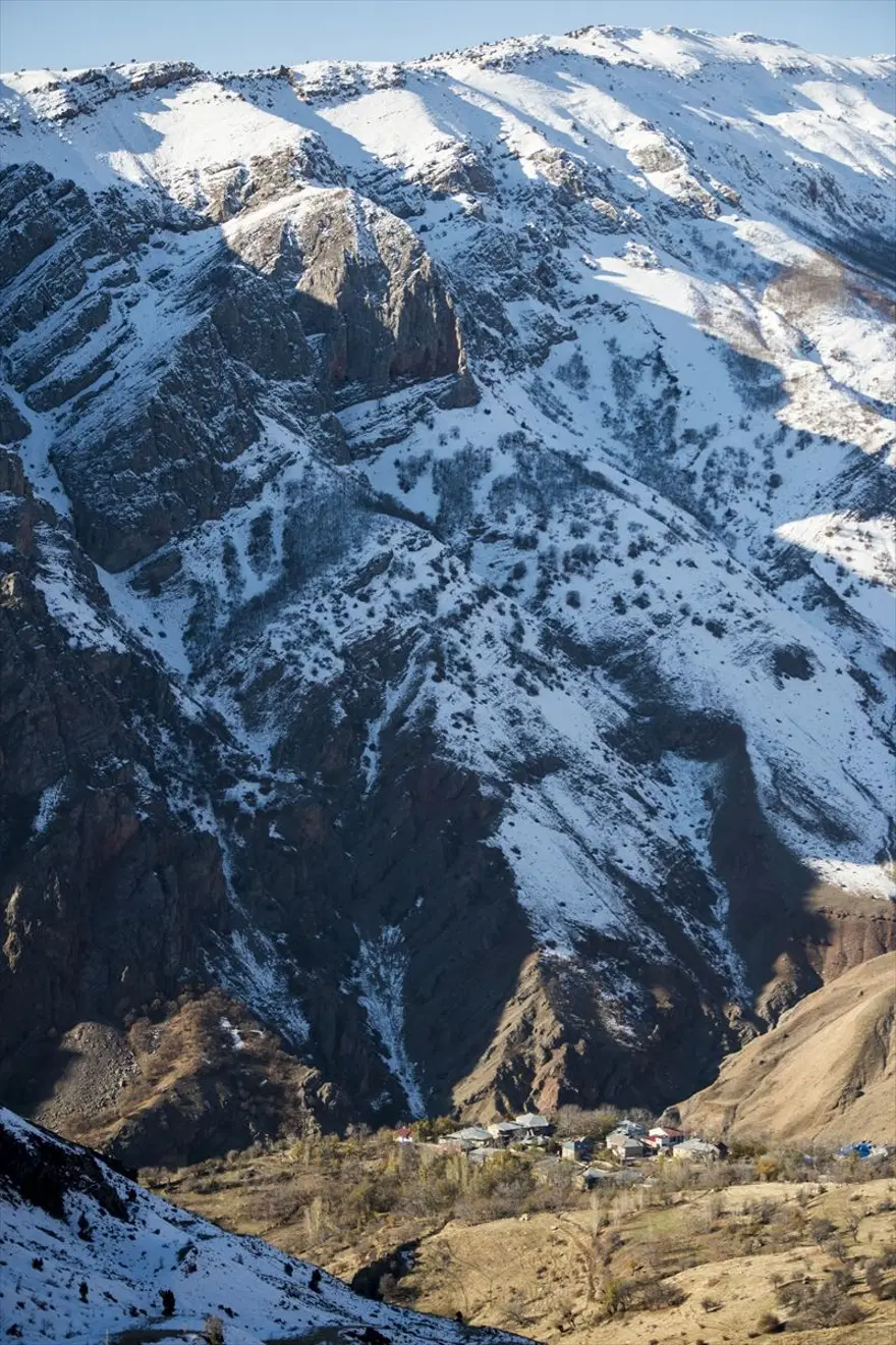 Tunceli'nin dağlarında kış, ovalarında sonbahar havası yaşanıyor 11 Tunceli'nin dağlarında kış, ovalarında sonbahar havası yaşanıyor 11