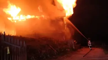 Rize'de yıldırım düşen ev kül oldu