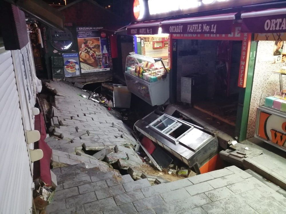 Ortaköy'de kumpircilerin olduğu sokakta çökme kamerada