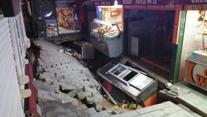 Ortaköy'de kumpircilerin olduğu sokakta çökme kamerada Ortaköy'de kumpircilerin olduğu sokakta çökme kamerada