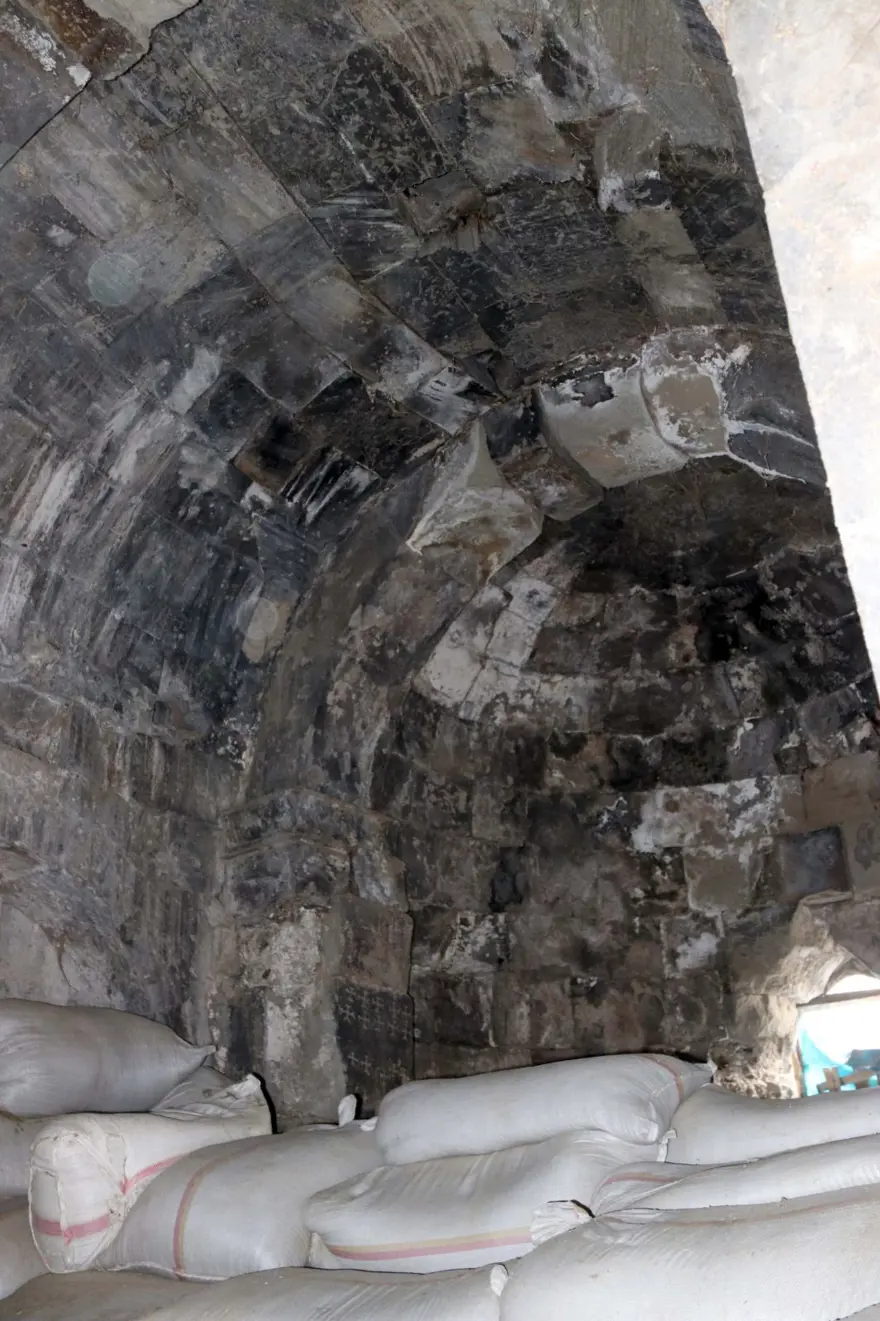 Bin 400 yıllık kilise ot ve saman deposu olarak kullanılıyor 7