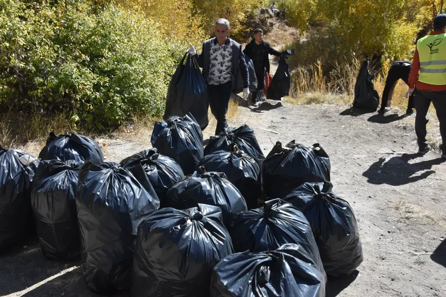 Nemrut Krater Gölü’nde sonbahar güzelliği eşliğinde çevre temizliği 24