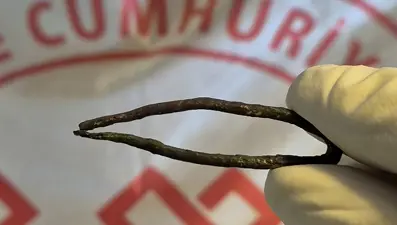 Tavşanlı Höyük'te tunçtan 3 bin 200 yıllık delici alet ile cımbız bulundu