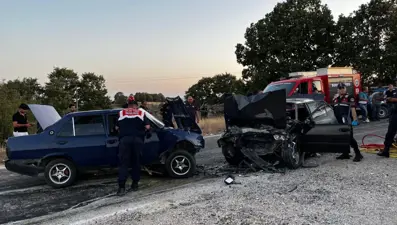 Bursa'da iki otomobil kafa kafaya çarpıştı: 1 ölü, 3 yaralı