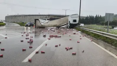TIR devrildi: İçkiler yola saçıldı