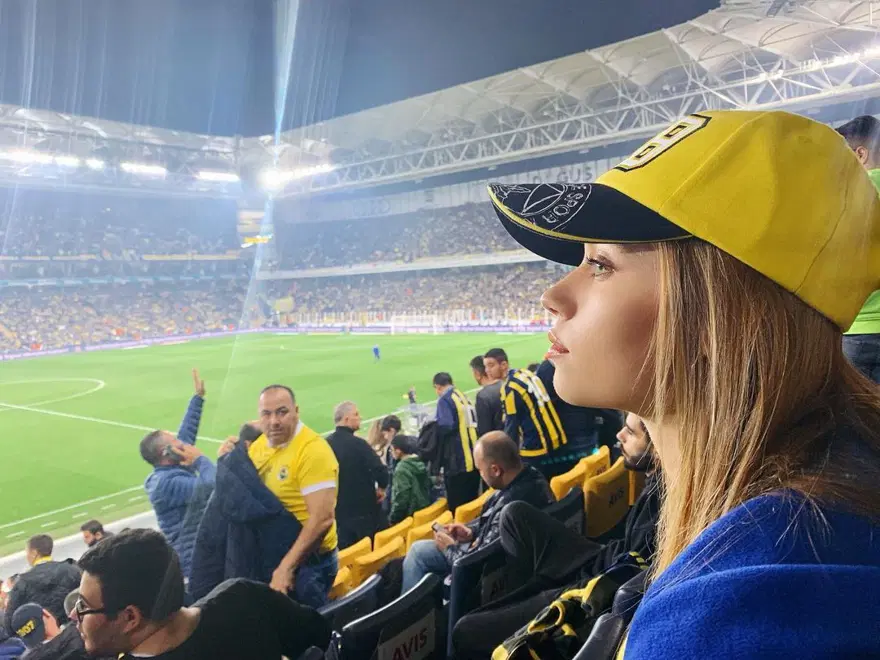 Afra Saraçoğlu: Maddi sıkıntı beni erken olgunlaştırdı 7 Afra Saraçoğlu: Maddi sıkıntı beni erken olgunlaştırdı 7