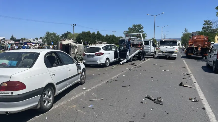D-100'de 4 araç birbirine girdi: 2 ölü, 3 yaralı 13