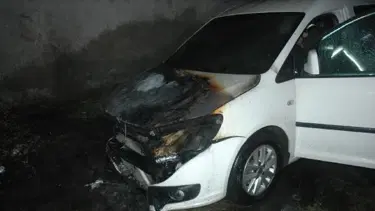 Adana'da 3 otomobil kundaklandı