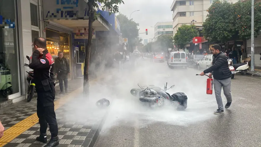 Sürekli arızalanan yeni motosikletini bayi önünde benzin döküp yaktı 1