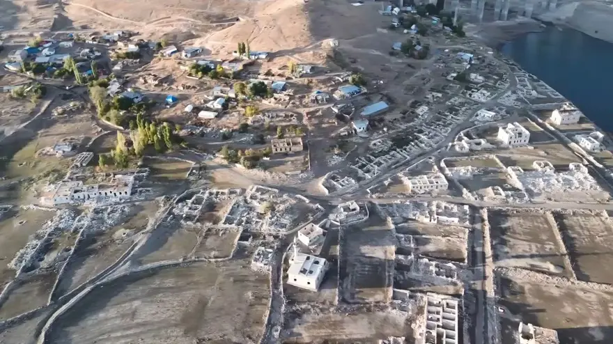 Su seviyesi düştü, eski köy ortaya çıktı 2