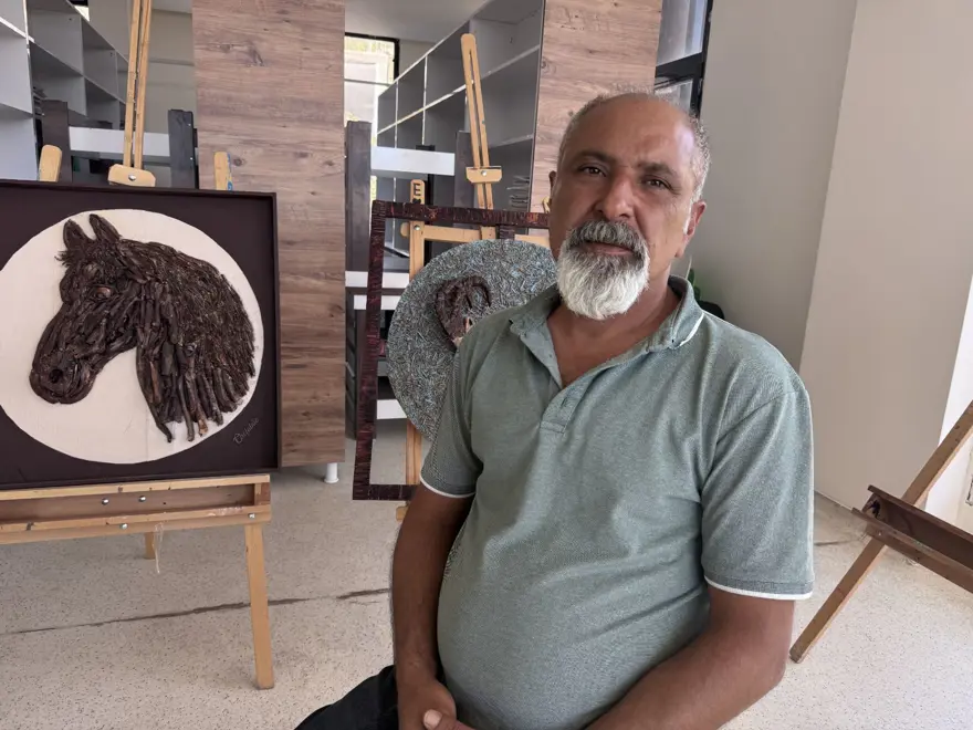 Doğa ve hayvan sevgisini taş, toprak, ağaç dalı gibi malzemelerle tuvale yansıtıyor 