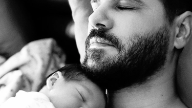 Almeda Abazi ve Tolgahan Sayışman bebeklerinin yüzünü gösterdi