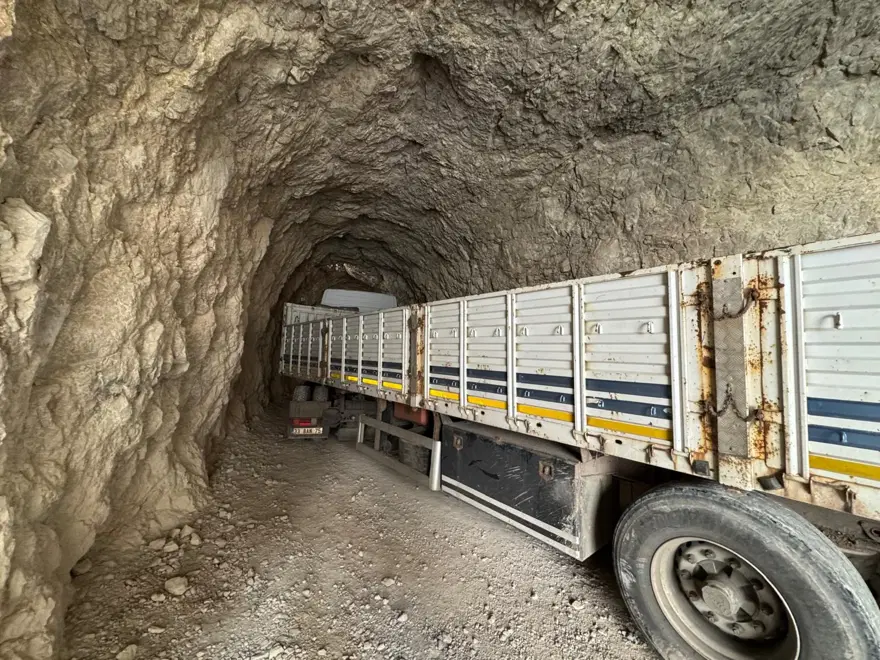 TIR tünelde sıkıştı: Tarihi yol ulaşıma kapandı 4 TIR tünelde sıkıştı: Tarihi yol ulaşıma kapandı 4