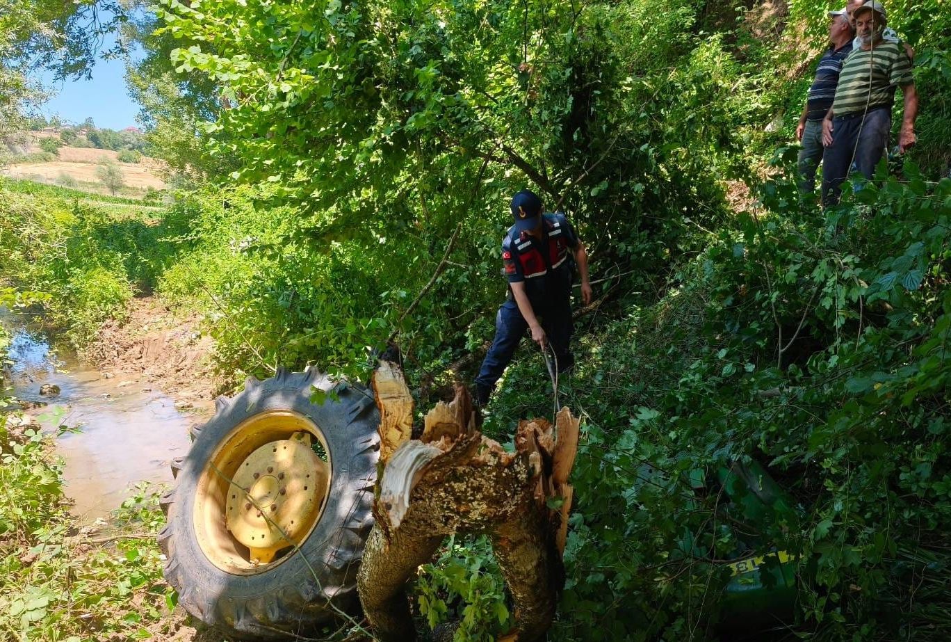 Samsun'da traktör devrildi, altında kalan sürücü öldü
