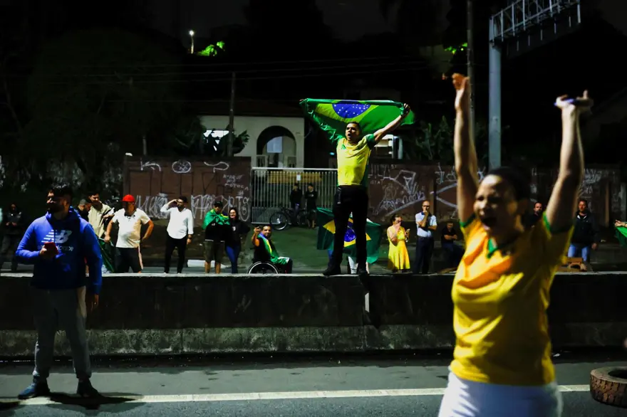 Brezilya'da Bolsonaro taraftarı kamyoncular yolları kapattı 13