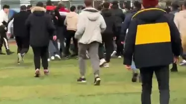 Amatör maçın bitiş düdüğüyle saha karıştı