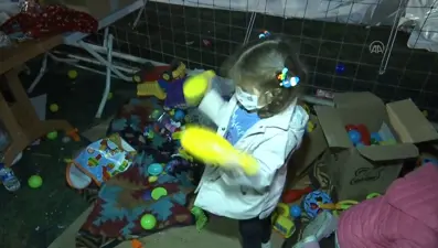 Depremzede çocuklar evlerini çizdikleri resimleri kale direğinde sergiliyor