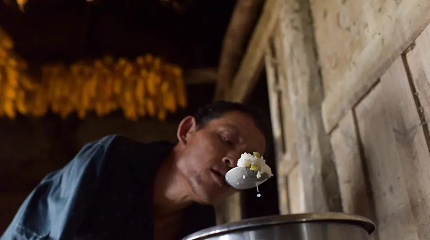 Kolsuz adam hasta annesini beslemek için ayakları ile çalışıyor 1 Kolsuz adam hasta annesini beslemek için ayakları ile çalışıyor 1