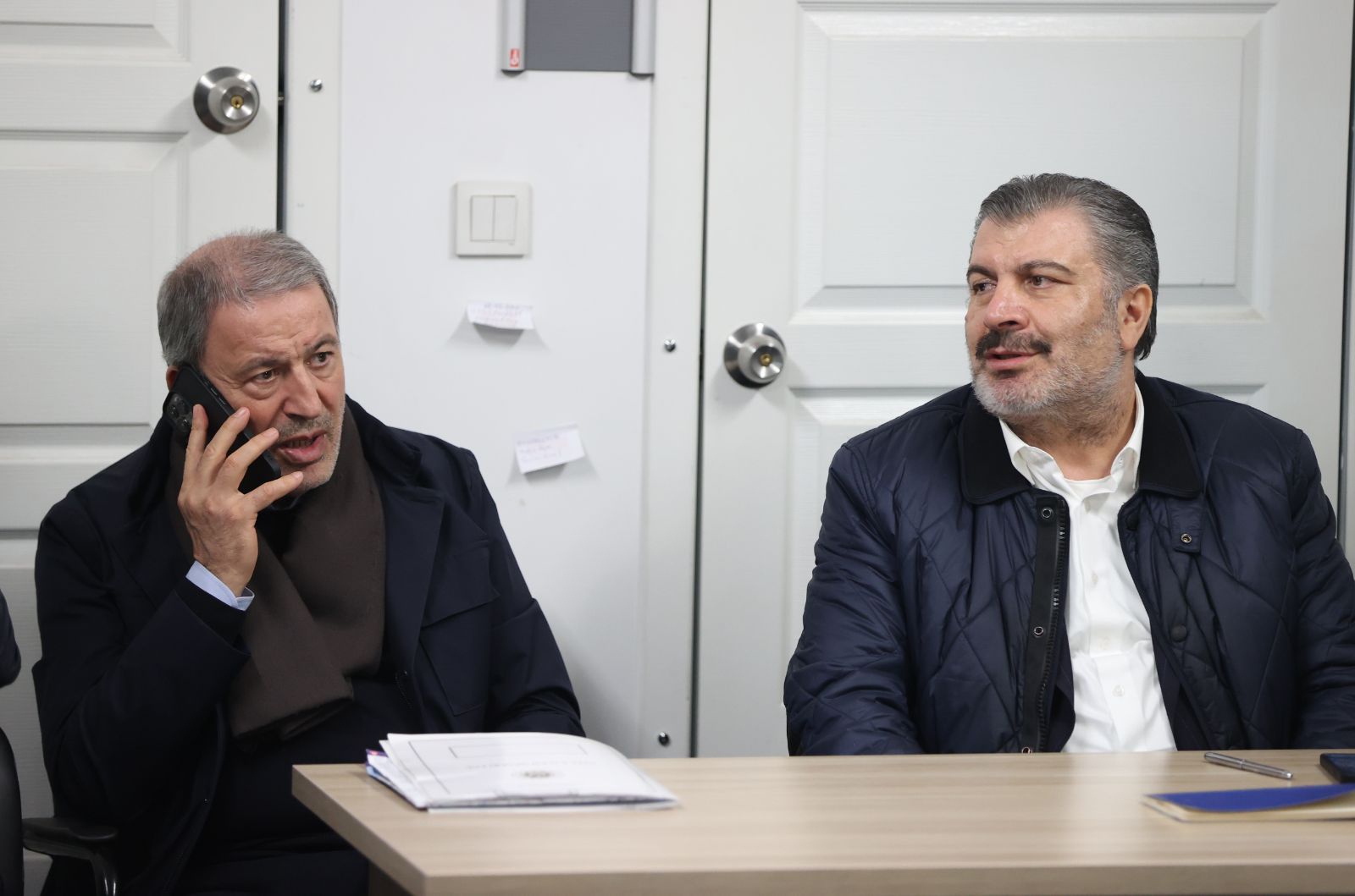 Bakanlar Akar ve Koca, depreme toplantıda yakalandı