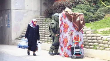 Kadın bombanın yanından geçti