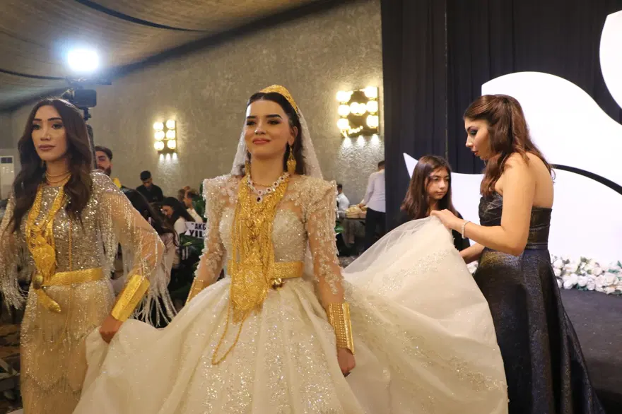 Düğünde dolarlar havada uçuştu: Geline 7 kilo altın takıldı 10