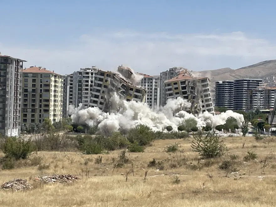 Malatya'da ağır hasarlı 2 bina patlayıcıyla yıkıldı 1