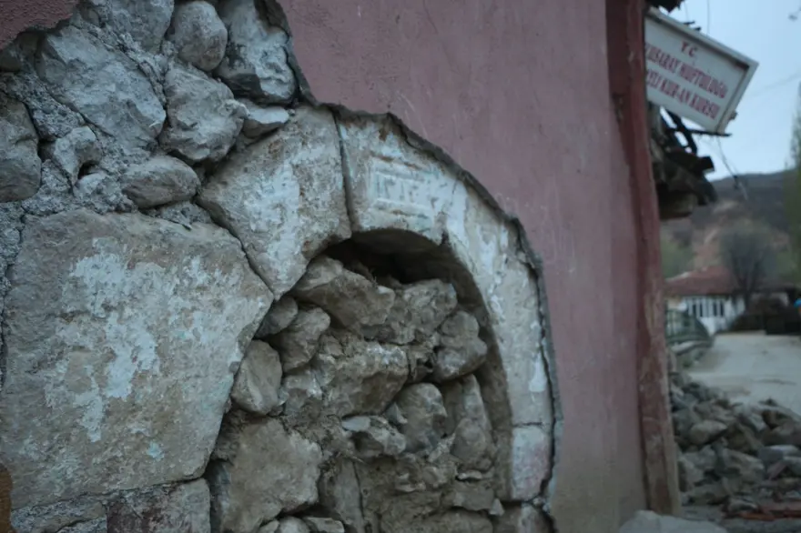 Tokat’takidepremler ortaya çıkardı: Sıvanın altından tarihi eser çıktı 2