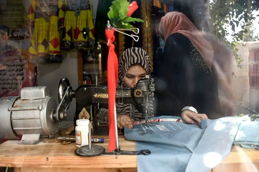 Bir yasak daha: Kadınlar kamusal alanda konuşamayacak! 11 Bir yasak daha: Kadınlar kamusal alanda konuşamayacak! 11