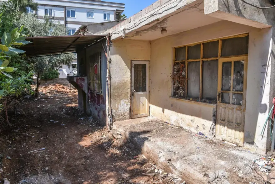 Çöp ev operasyonu: 2 evden 12 kamyon çöp çıkarıldı 1