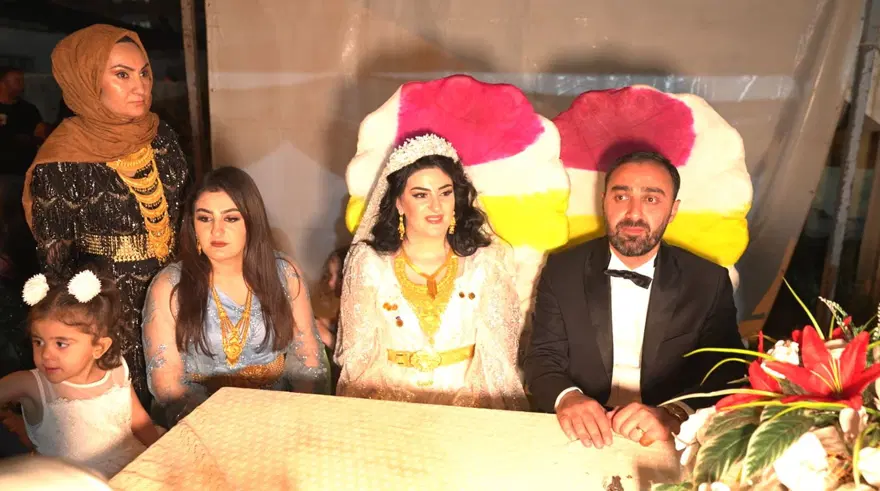 Aşiret düğününe 5 bin kişi katıldı, takı töreni4 saat sürdü (Para ve altınları 15 kişi saydı) 2