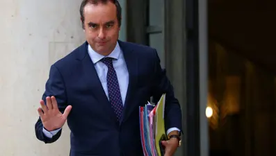 Fransa'da tartışmalı emeklilik reformu askıya alınıyor