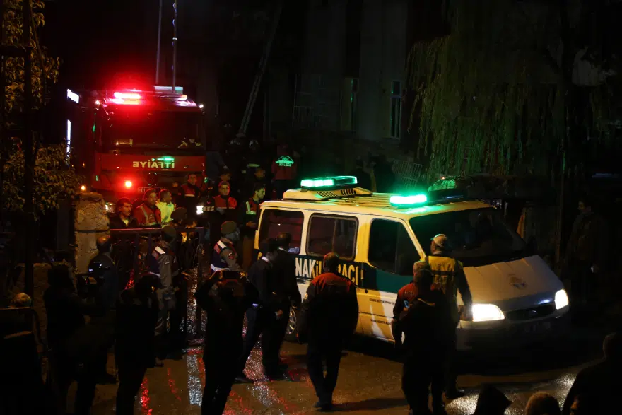 Adana'da yangın: 12 kişi hayatını kaybetti 18