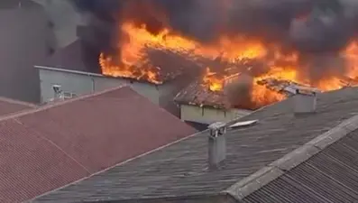 Tuzla'da tadilat sırasında yangın çıktı: 4 binanın çatısı alev alev yandı