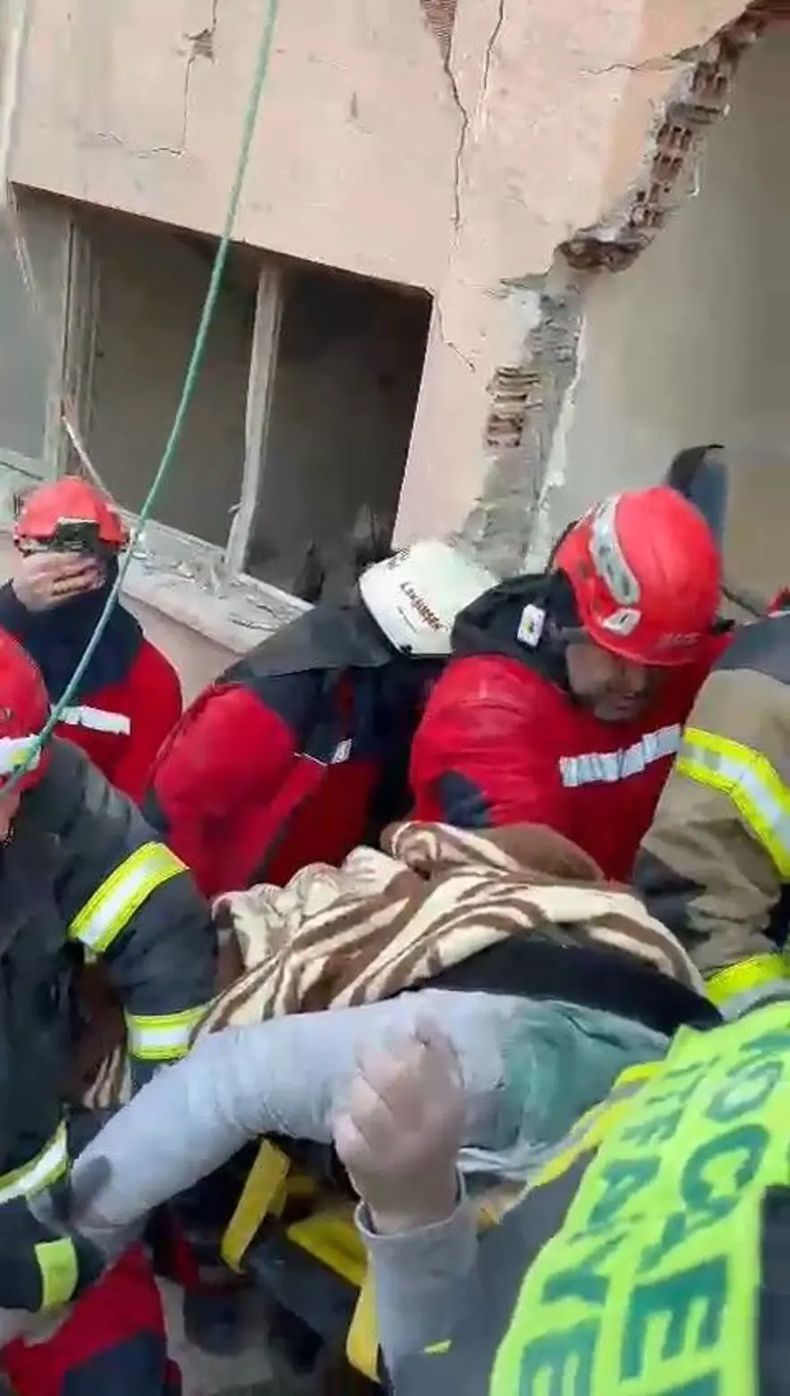 ENKAZDAN 56 SAAT SONRA KURTARILDI 42