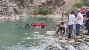 Derede yüzerken balçığa saplanan genç boğuldu