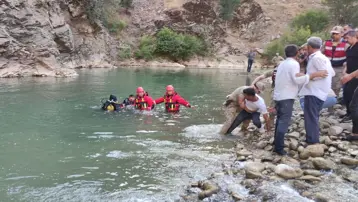 Derede yüzerken balçığa saplanan genç boğuldu