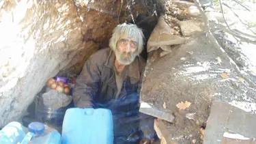 40 yıldır mağarada yaşayan adam kulübeye taşındı