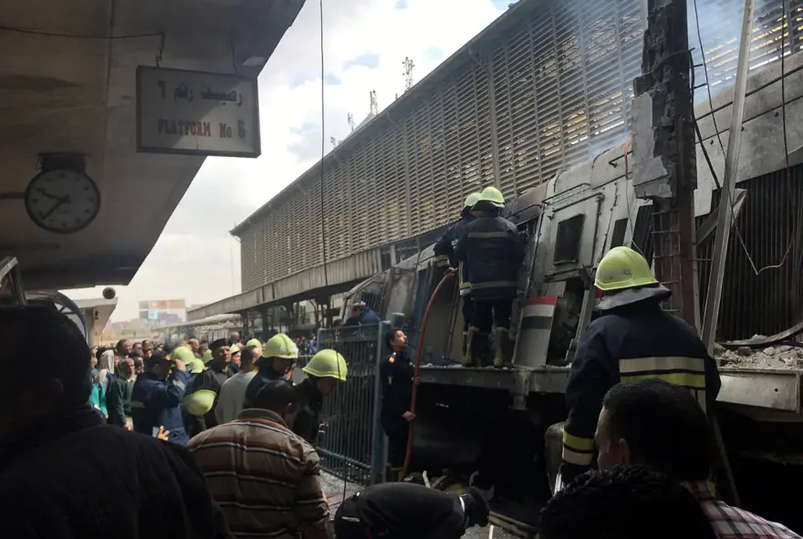 Mısır'da tren istasyonunda yangın: 25 ölü Mısır'da tren istasyonunda yangın: 25 ölü