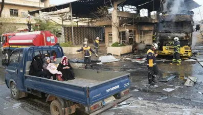 Suriyeliler Halep'i terk etmeye başladı!  Binlerce kişi araçlarıyla kentten kaçıyor