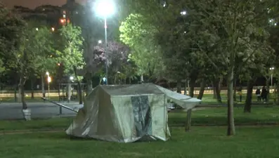 Deprem korkusuyla ikinci gece: Vatandaşlar çadırda kalmaya devam etti